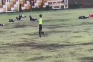 Tragedia en el fútbol de Perú: Un rayo mató a un jugador en pleno partido